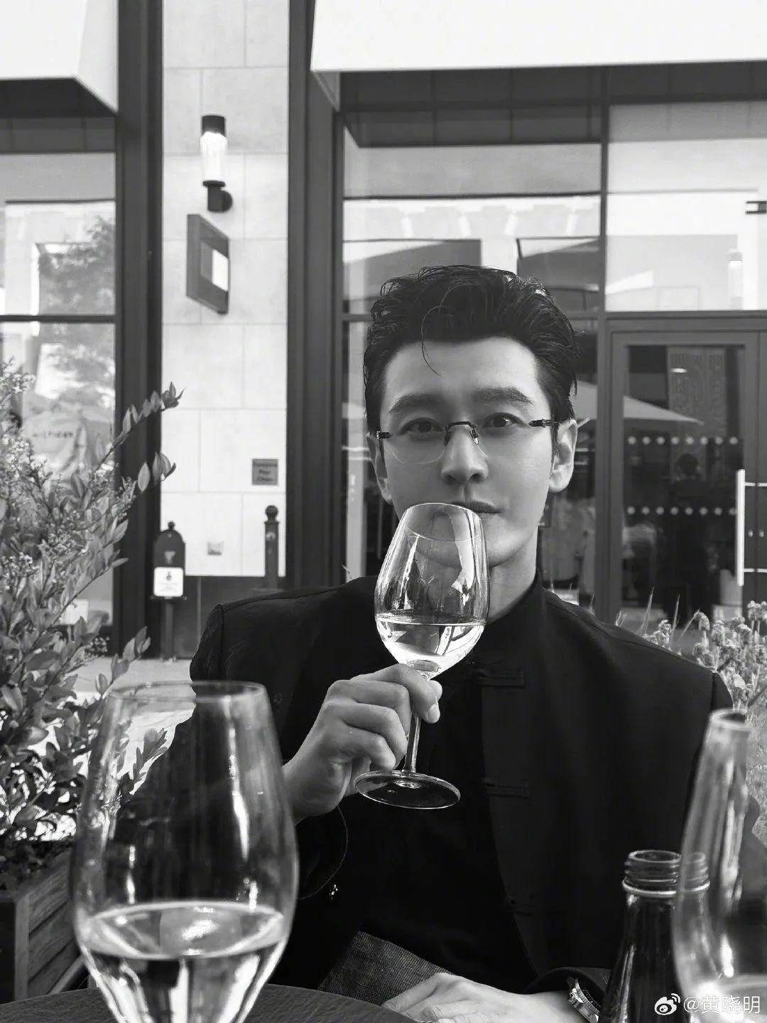 在《中餐厅》播出前夕,黄晓明在社交平台发布了一组照片,黑白色调,带