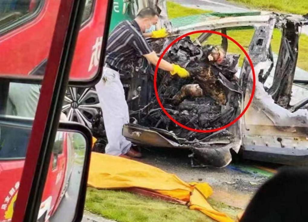 豪车发生车祸,美女司机活活烧死,身份被扒:公职人员,人生赢家