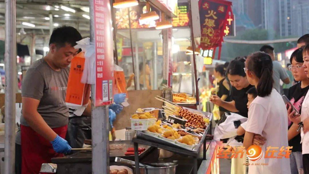 在国贸惠民夜市,重庆酸辣粉,武汉热干面,山东炸串,铁板鱿鱼,麻辣烫