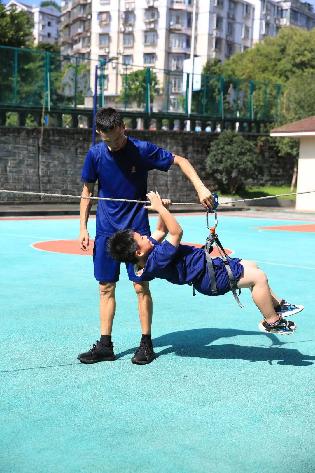 七烟热逃生在黑暗的烟热训练室,小朋友们通过爬行探索出路,经历"无数