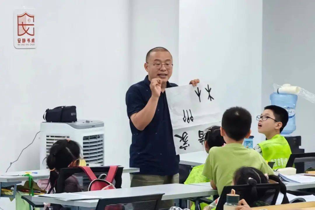 安静书桌!level up!_青年人_江汉_课堂