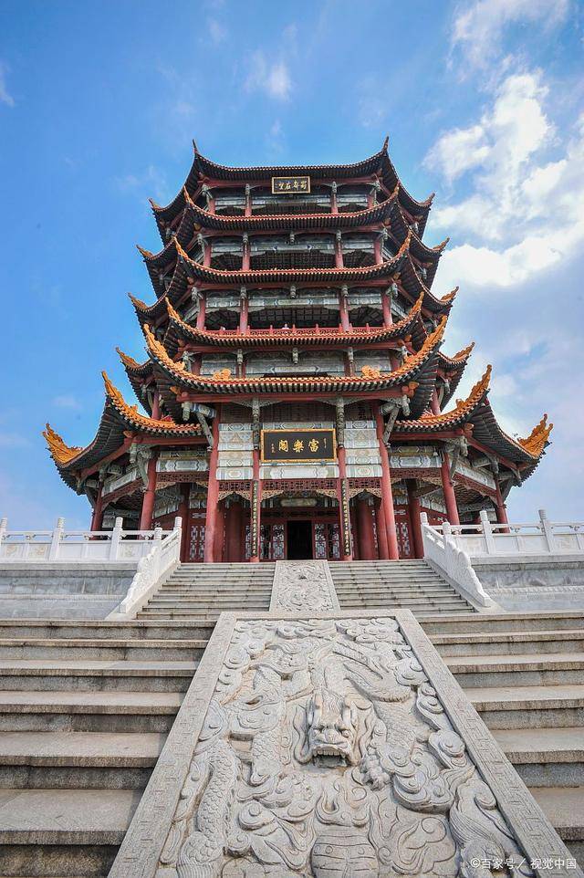 鹳雀楼的历史可以追溯到北周时期,大约在公元557年至571年之间.