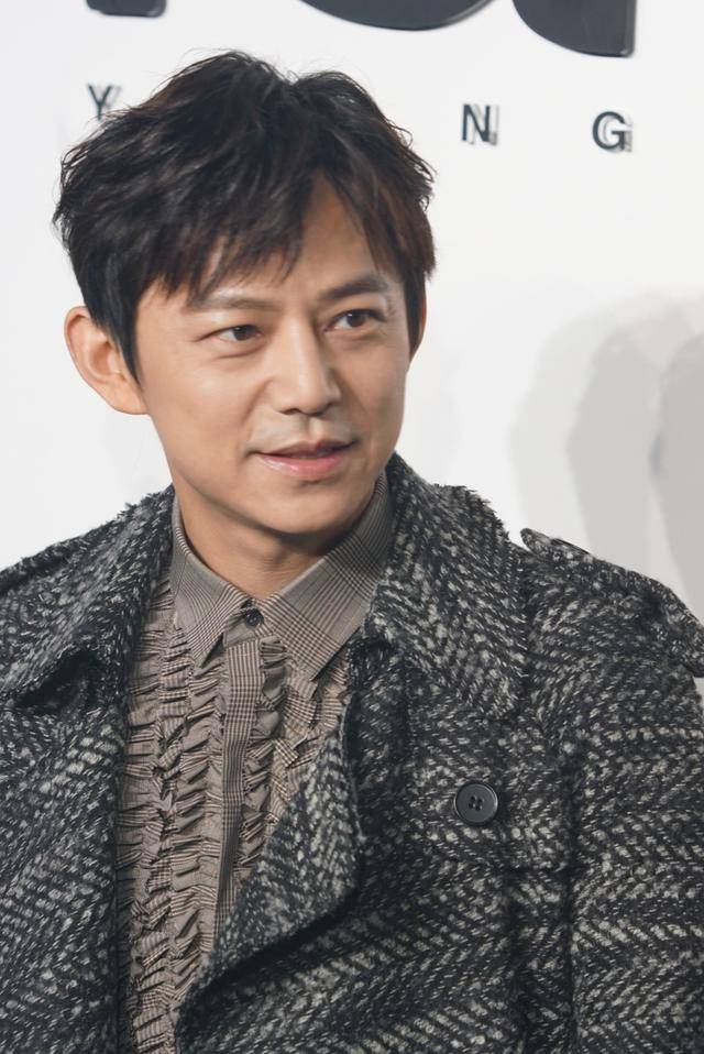 何炅老了!连轴转工作状态超差,眼眶红了,直播口吃惹网友心疼