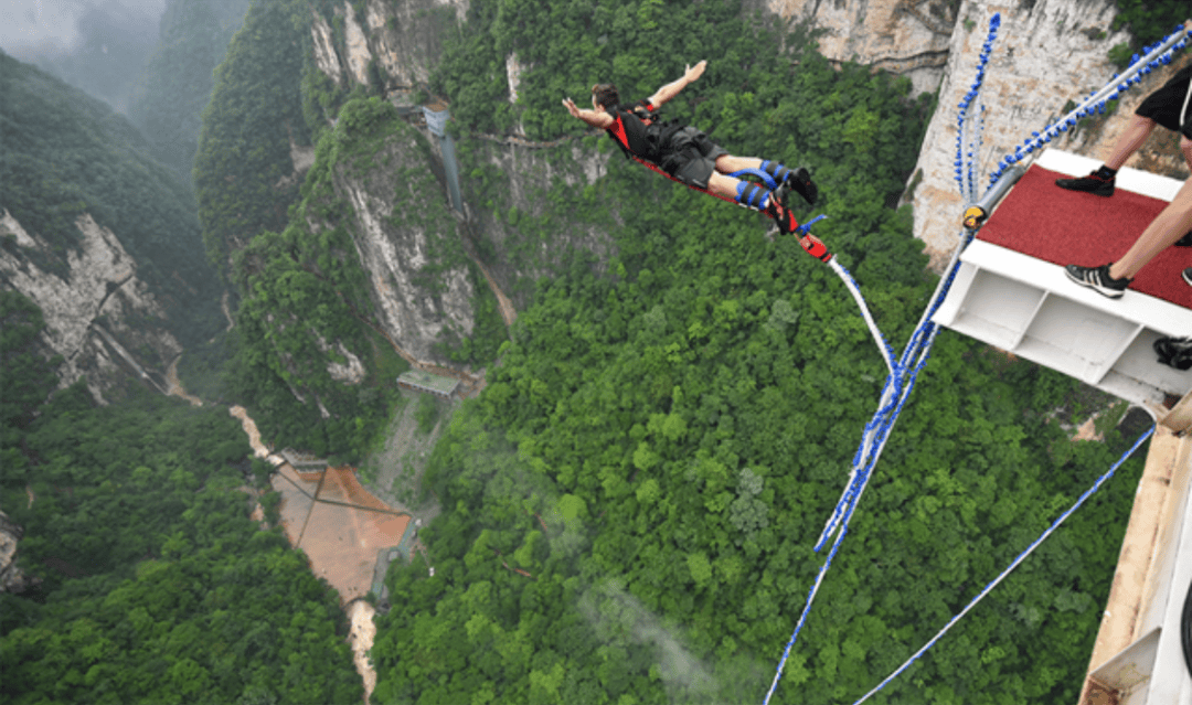 开上电动飞碟船游览龙庆峡支流,还可以在金刚寺体验刺激的蹦极和飞降
