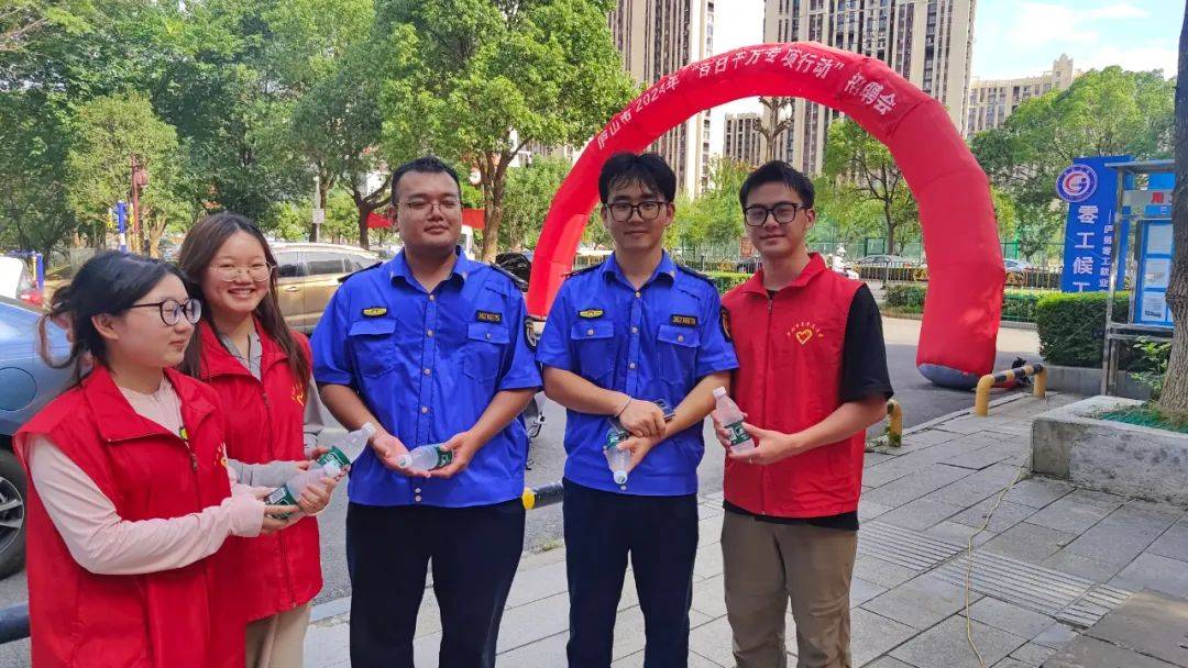 庐山市青年志愿者协会助力零工客栈为高温工作者消暑送水