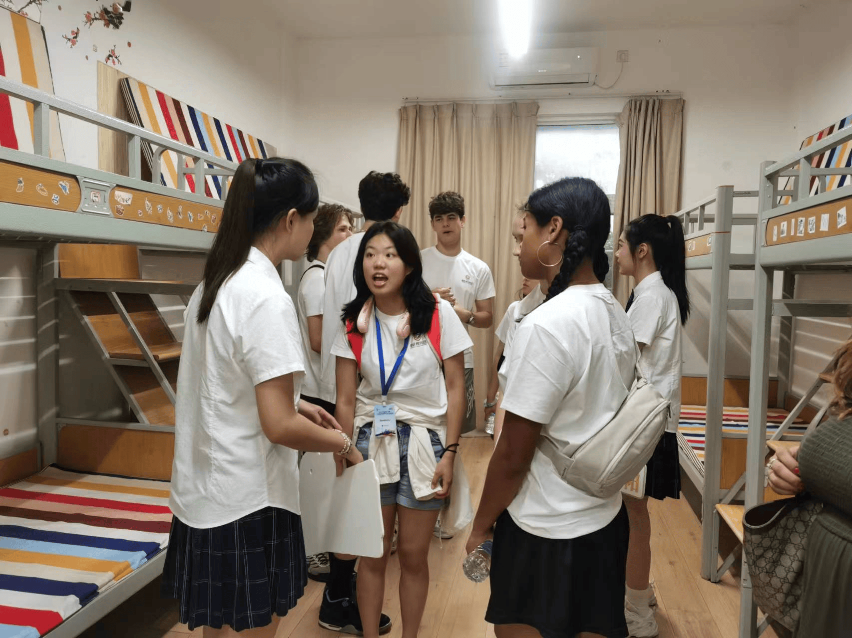 他们走进学生宿舍,食堂,图书馆等详细了解了成都学生的学习生活场景