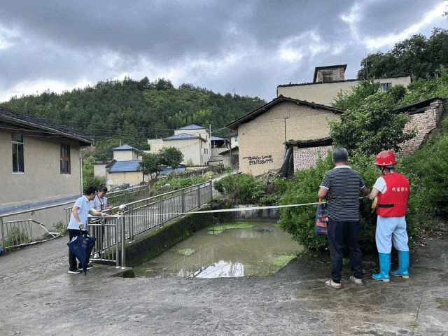 福安市在福安市溪柄镇,镇妇联工作人员以风为"令",积极参与防台行动