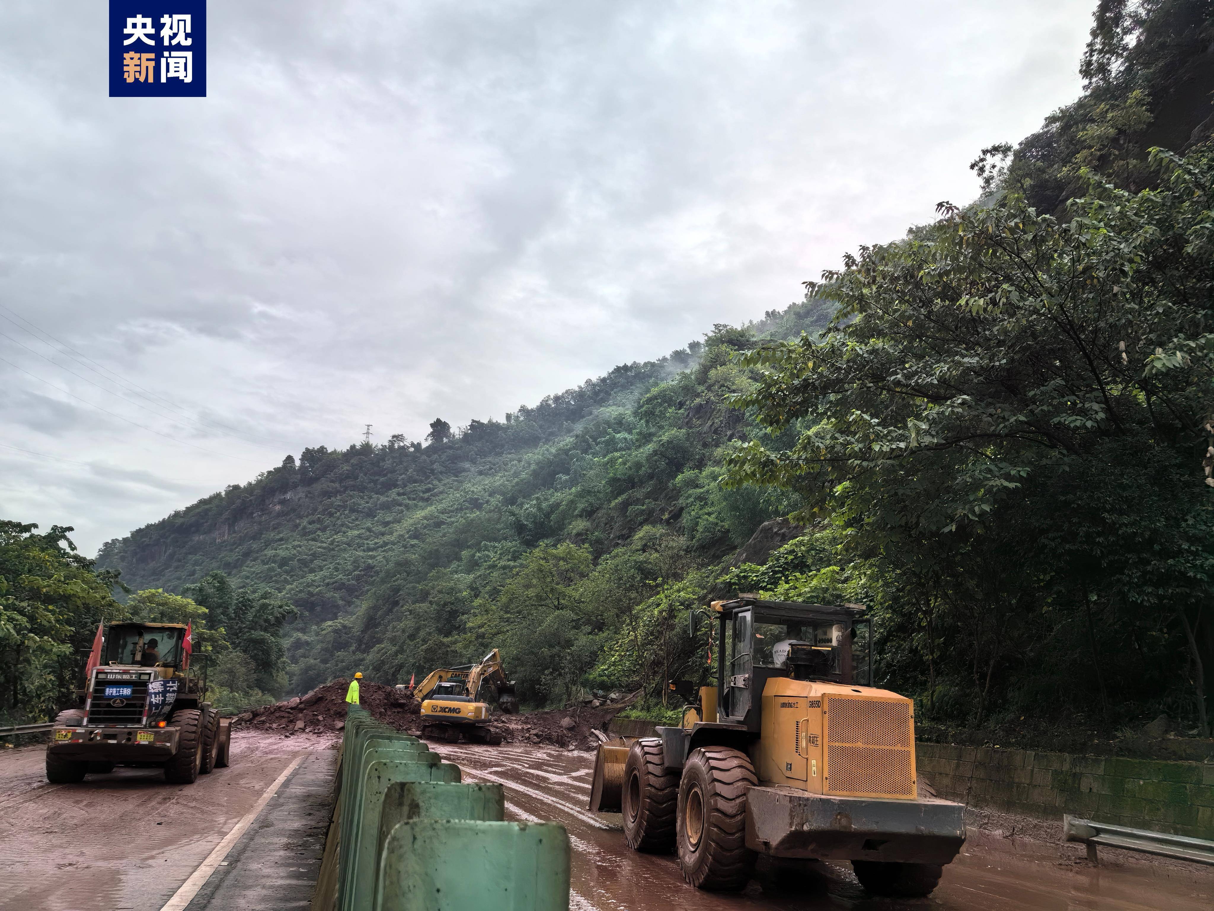 银昆高速云南昭通段发生多处泥石流