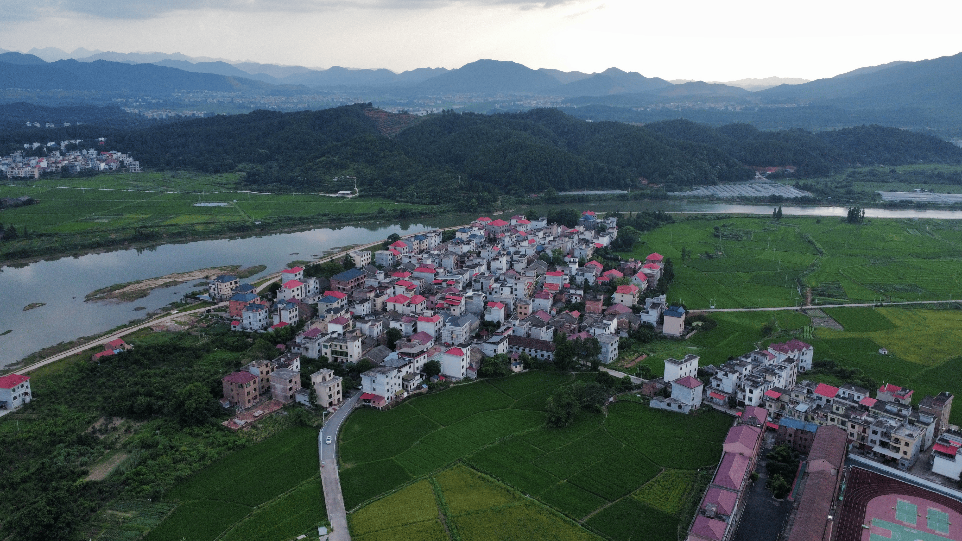 于都县禾丰镇园岭村有3700多户籍人口,只有800多人常住村庄,其中大