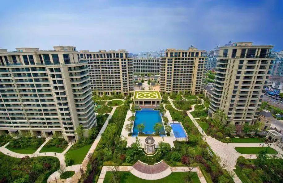 2005年绿城在慈溪打造首个法式标杆豪宅玫瑰园,2007年又以慈园开创