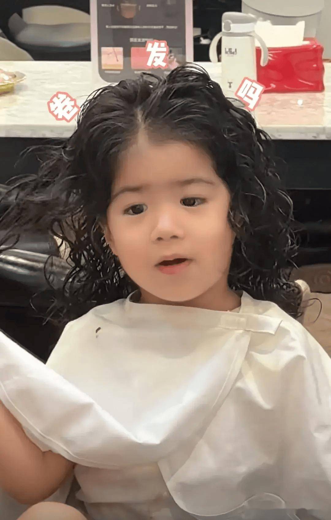 姜潮老婆带儿女回新疆艾米丽不到3岁就烫头丹尼尔新发型超帅