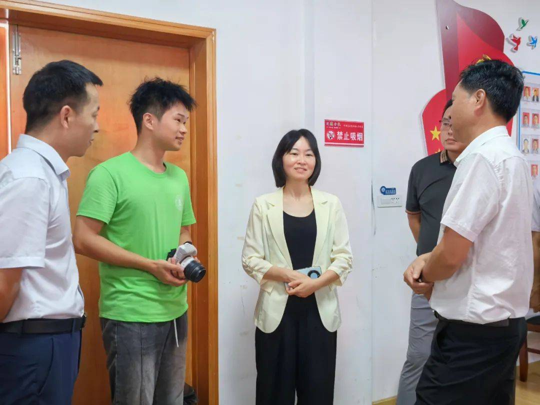 7月25日,团市委书记潘黎到梁子湖区沼山镇沼山村,朱山东村调研"暑假