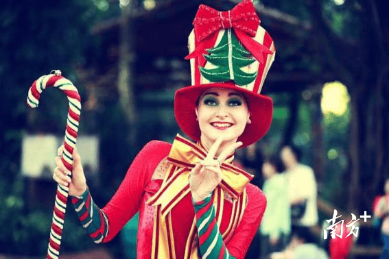 及模特雅娜,但是碍于语言不通及文化隔阂,小黑始终没有机会表露心迹