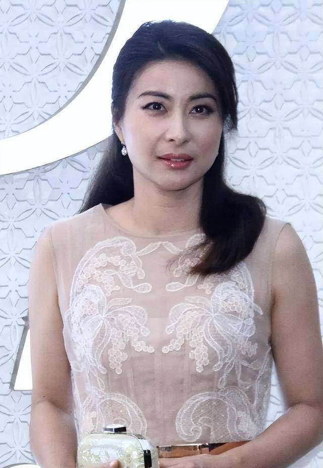 有网友风趣地评论道,郭晶晶如今的模样愈发与"商界铁娘子"董明珠相似