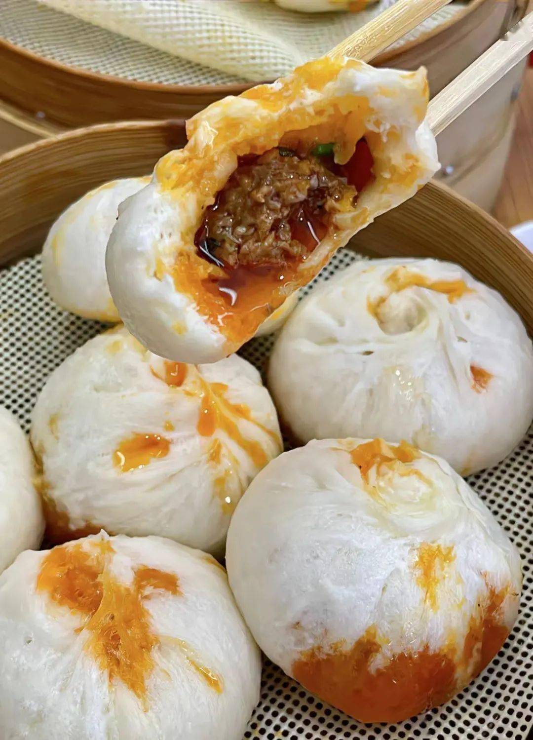 99胡记包子(滨湖路10号)宜昌红油包子的天花板,牛肉包4块钱一个,不