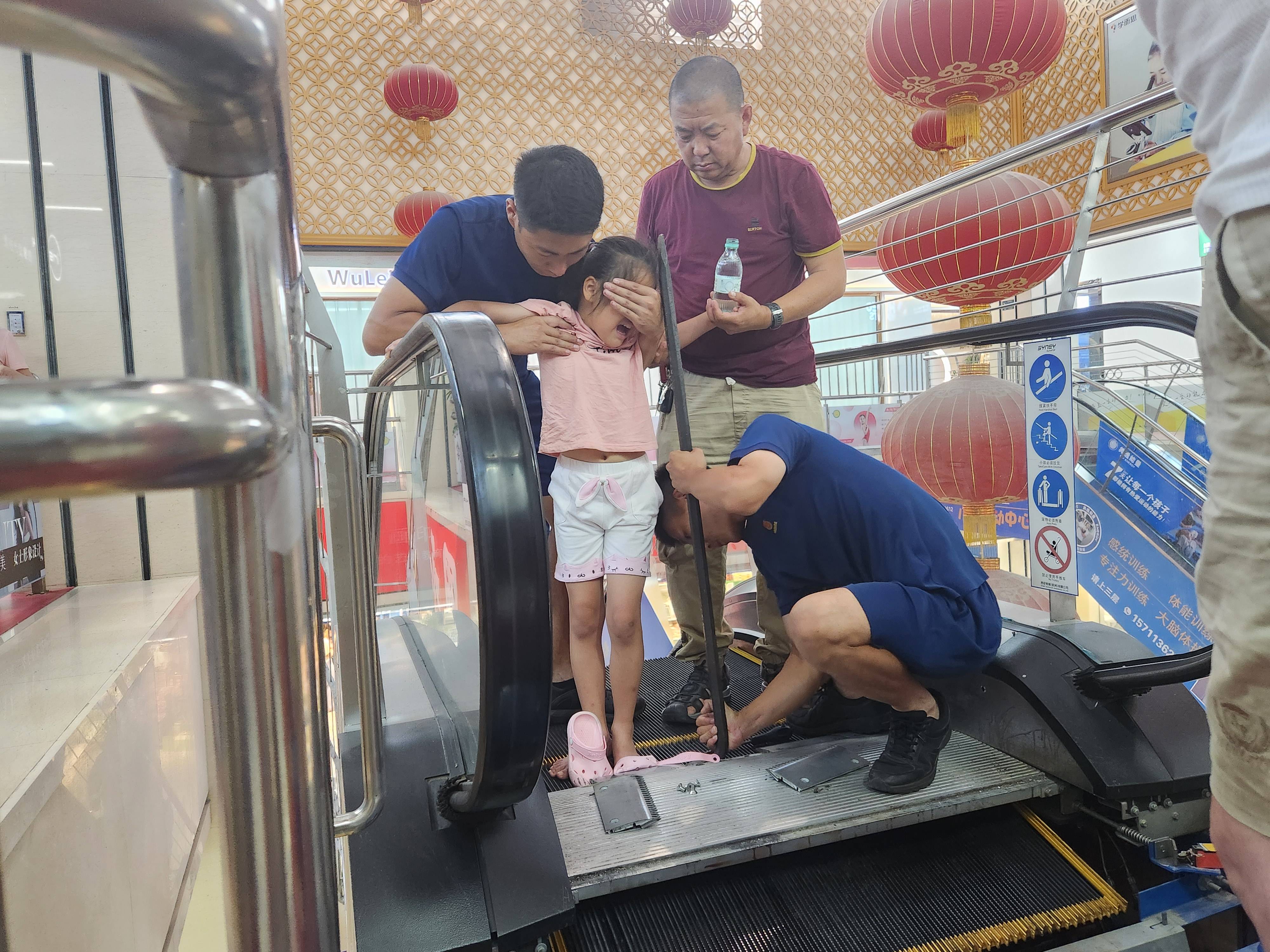7岁女童扶梯卡脚,北京石景山消防紧急救助