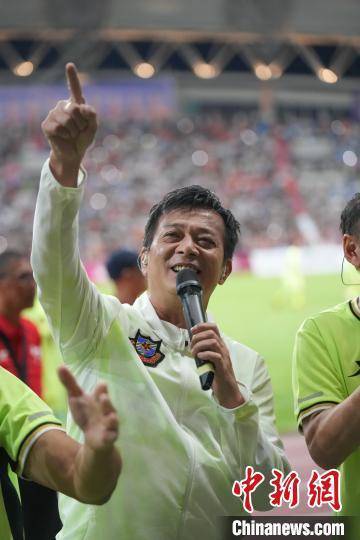 香港明星足球队走进聂耳故乡玉溪:绿茵场里万人合唱劲歌金曲_谭咏麟