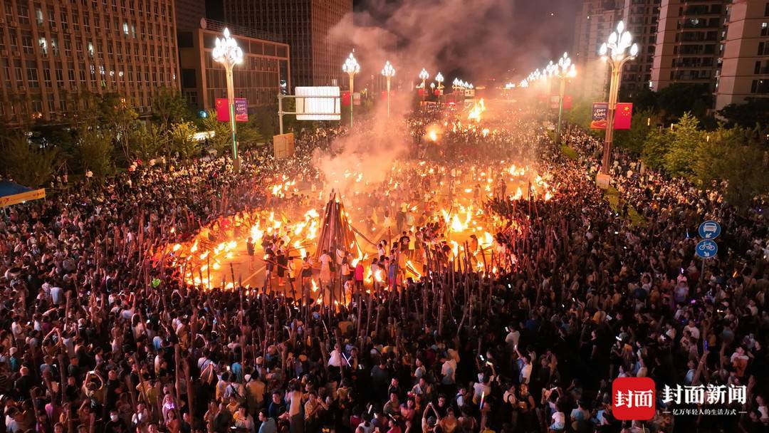 盛夏七月,在四川凉山州西昌市,一场关于"火"的盛会正在举行.
