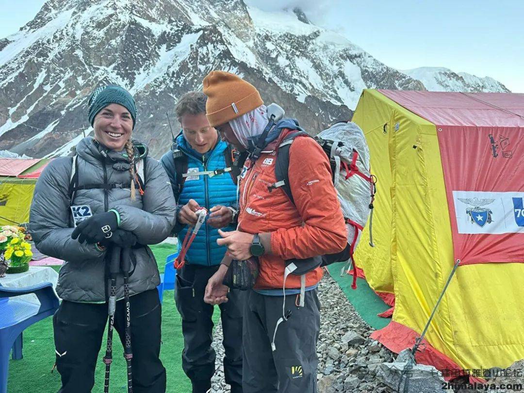 意大利阿尔卑斯俱乐部组织的乔格里峰/k2峰首攀70周年探险之旅的两位