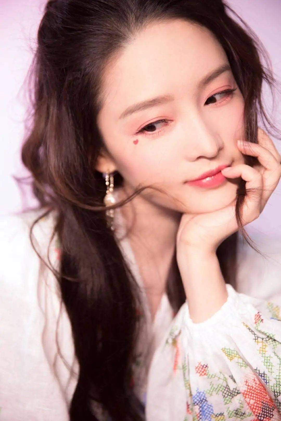 李沁七夕桃花妆,爱心泪痣太惊艳!网友:七夕节会不会撞妆?