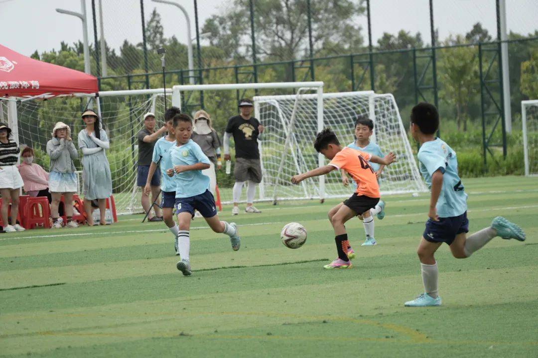 随着哨声响起,绿茵场上,足球小将们拼劲十足