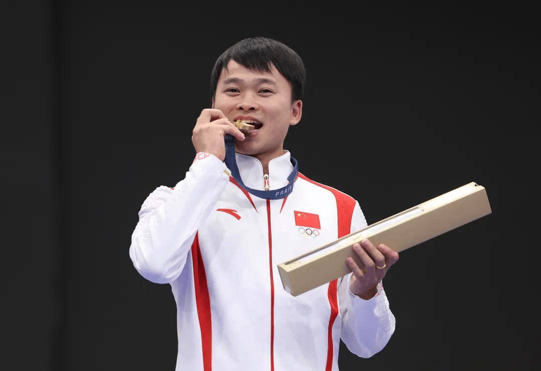 巴黎奥运中国第三金:夜曲一响,登台领奖