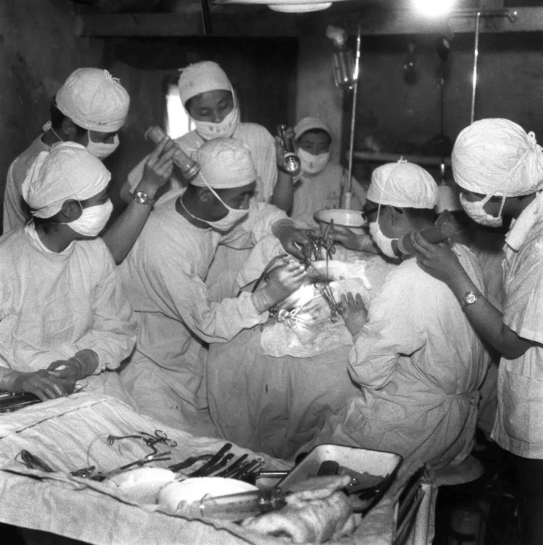 4万多人重伤24万多人失去了生命▲1976年7月28日唐山大地震,使市区97%