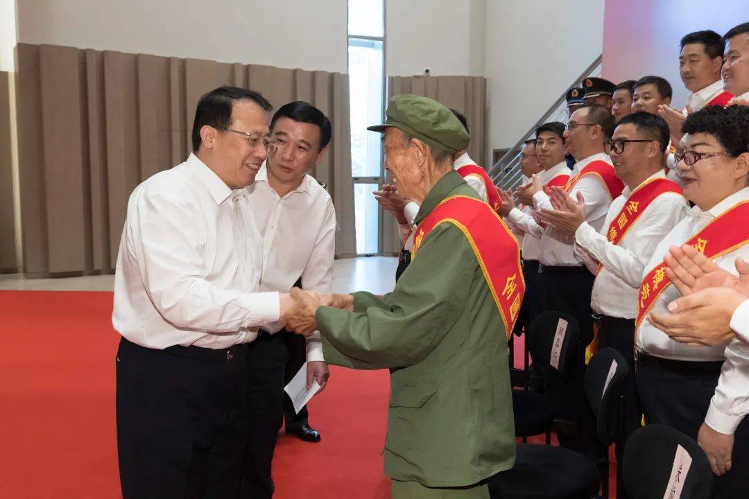 市委副书记朱忠明,市委常委,上海警备区政委胡世军,市人大常委会副