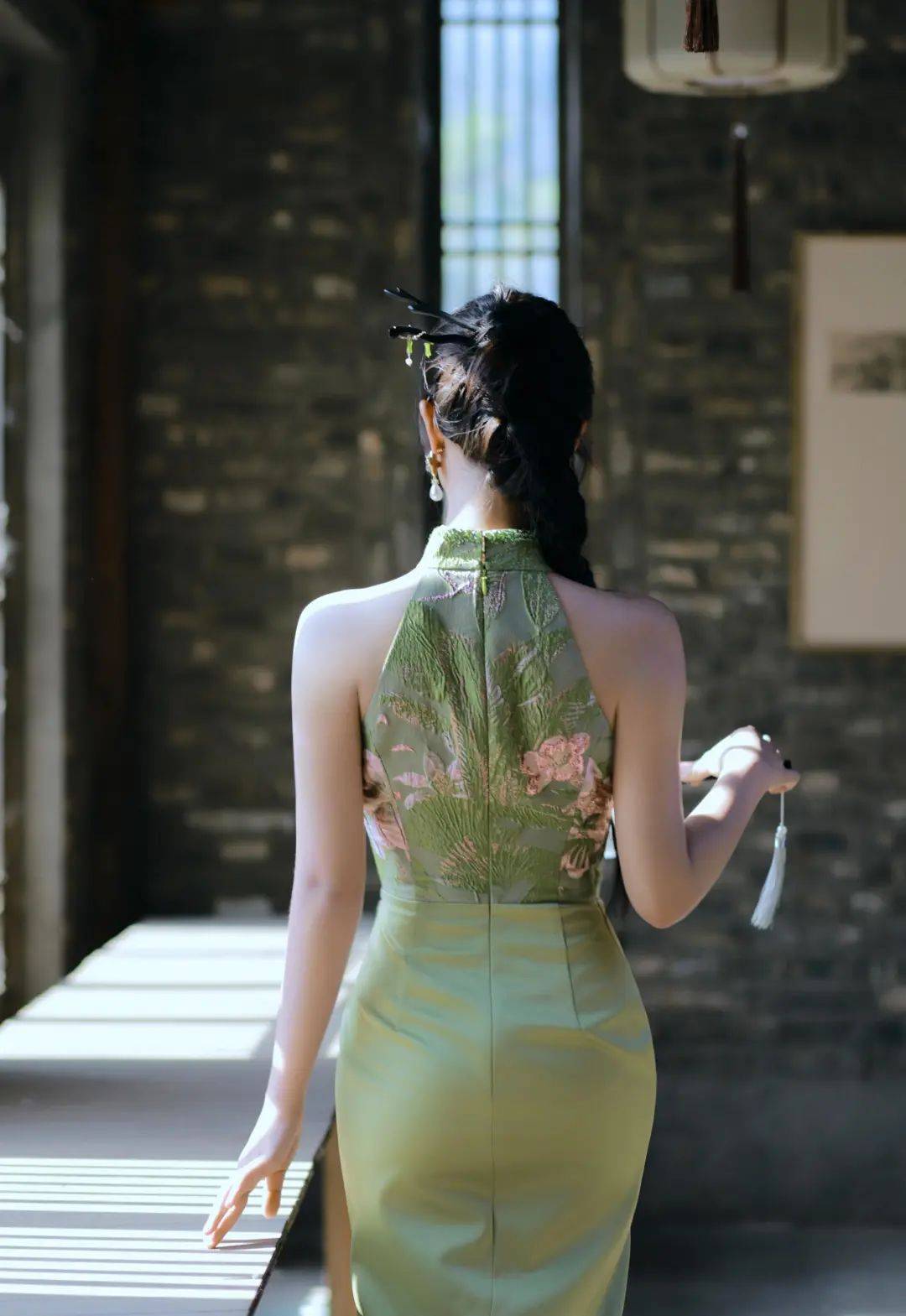 蓝盈莹太敢穿了,高叉碧色旗袍勾勒完美曲线,"宝瓶臀"前凸后翘太诱人