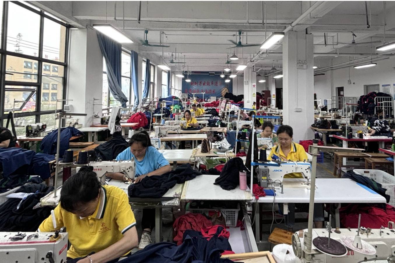 生产车间内,工人有条不紊地进行加工(胡倩 摄)50岁的王强也是众多受益