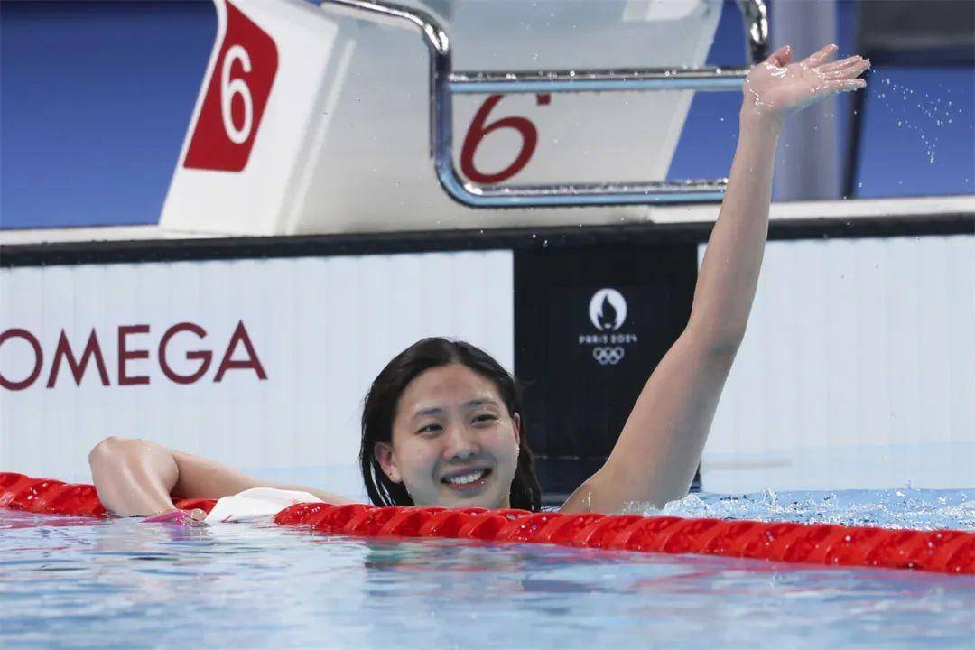走下领奖台的她还是没忍住……_唐钱婷_游泳_巴黎奥运会