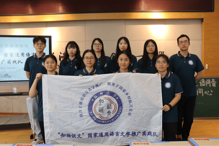 实践队员在乐清市淡溪镇梅溪村通过实地探访,深度访谈,收集问卷等方式