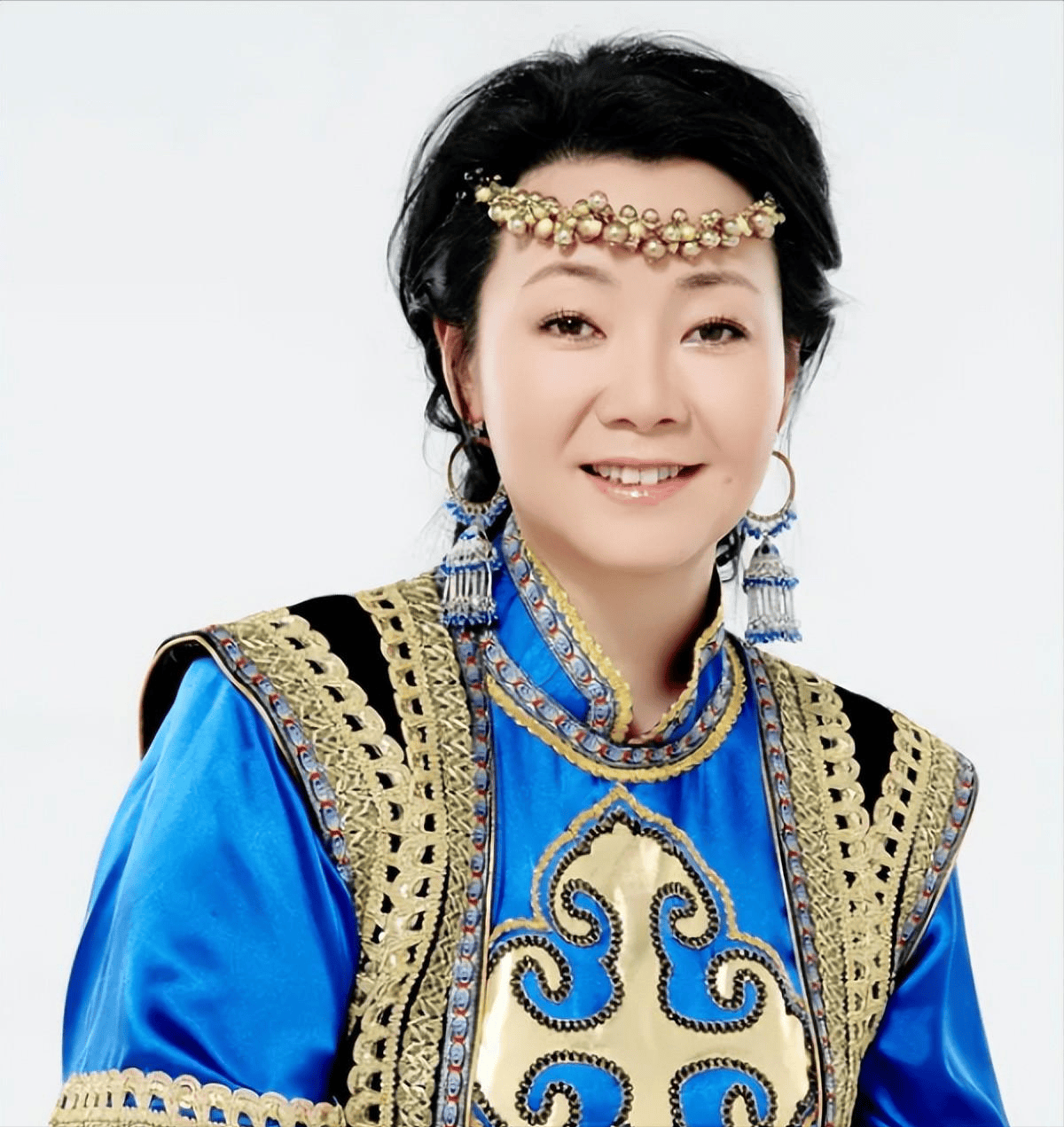萨日娜:结婚34年只生孩子不做饭,帅气演员丈夫把她宠成宝