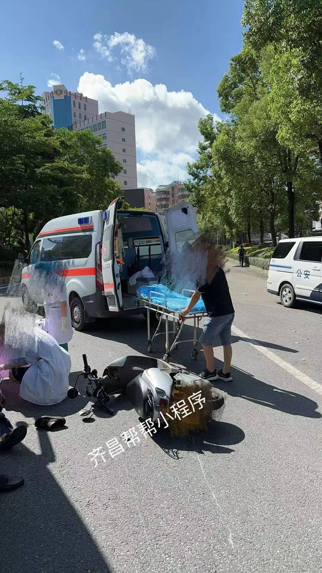 梅州一辆大巴车出车祸了