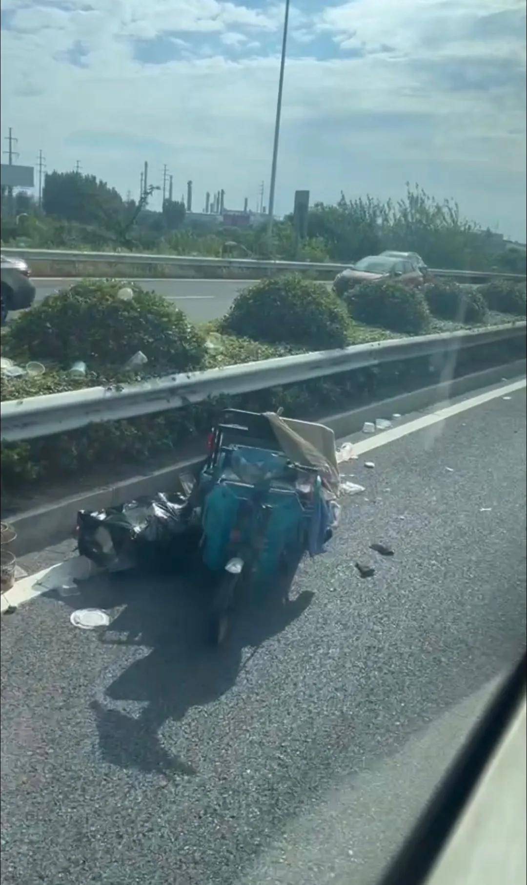 镇江金港大道车祸!撞碎了