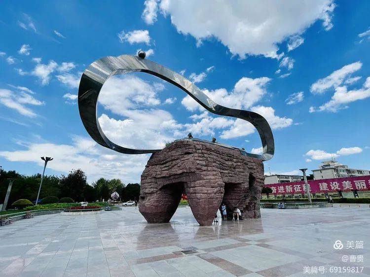 体育馆位于银川市光明广场西侧,人民会堂对面