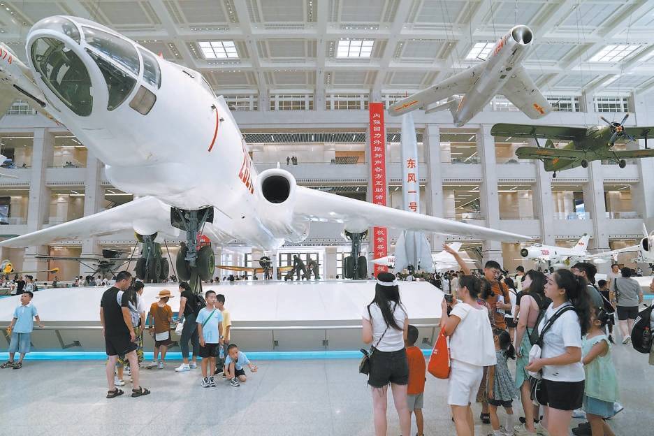 昨天,1.8万人参观中国人民革命军事博物馆.