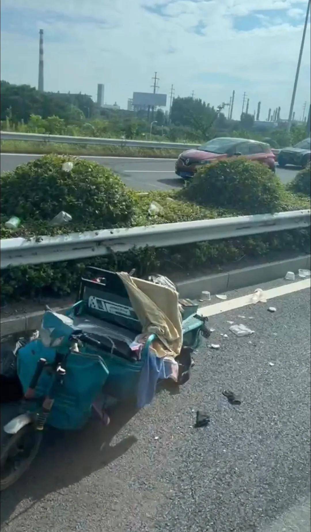 镇江金港大道车祸!撞碎了