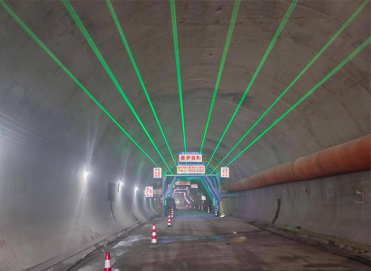 汕梅高速改扩建项目新建莲花山1号特长隧道左线贯通