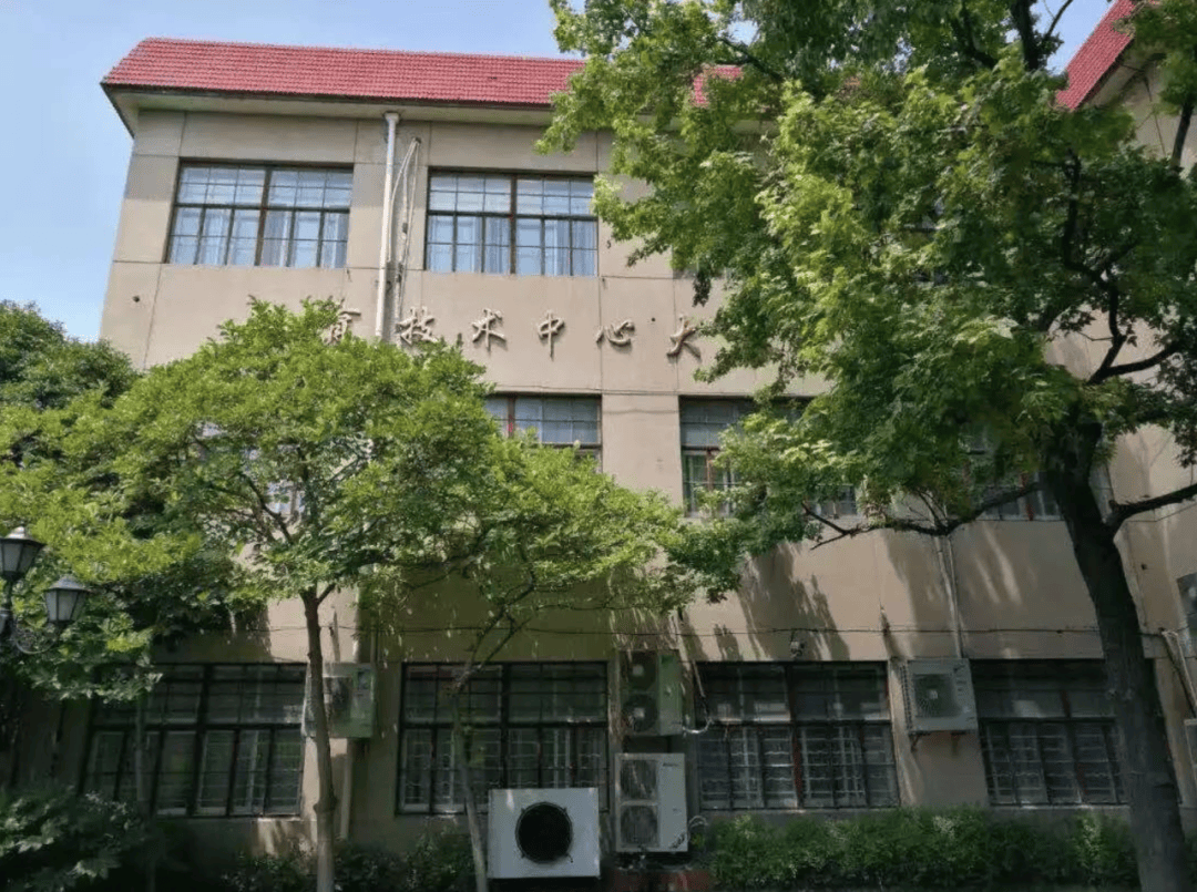 宁波财经学院钟楼图片