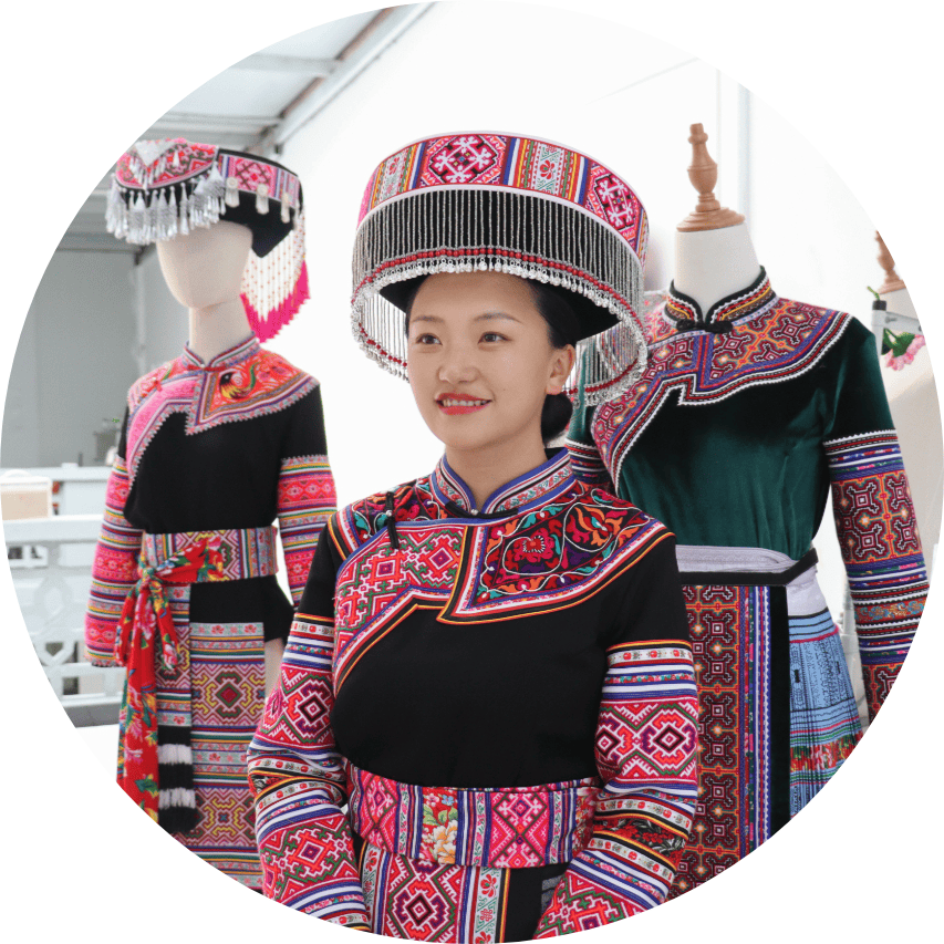 2019年她和母亲一起开店专卖传统苗族服饰,店铺开起来后,常玩短视频