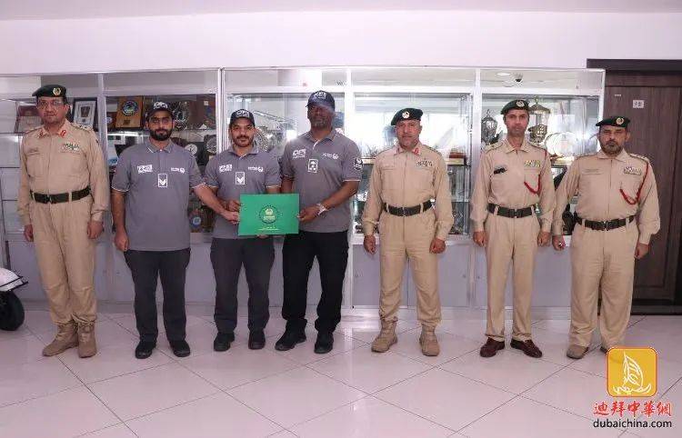 欧洲妇女险些在迪拜码头溺水身亡,迪拜警察五分钟内赶到现场成功施救