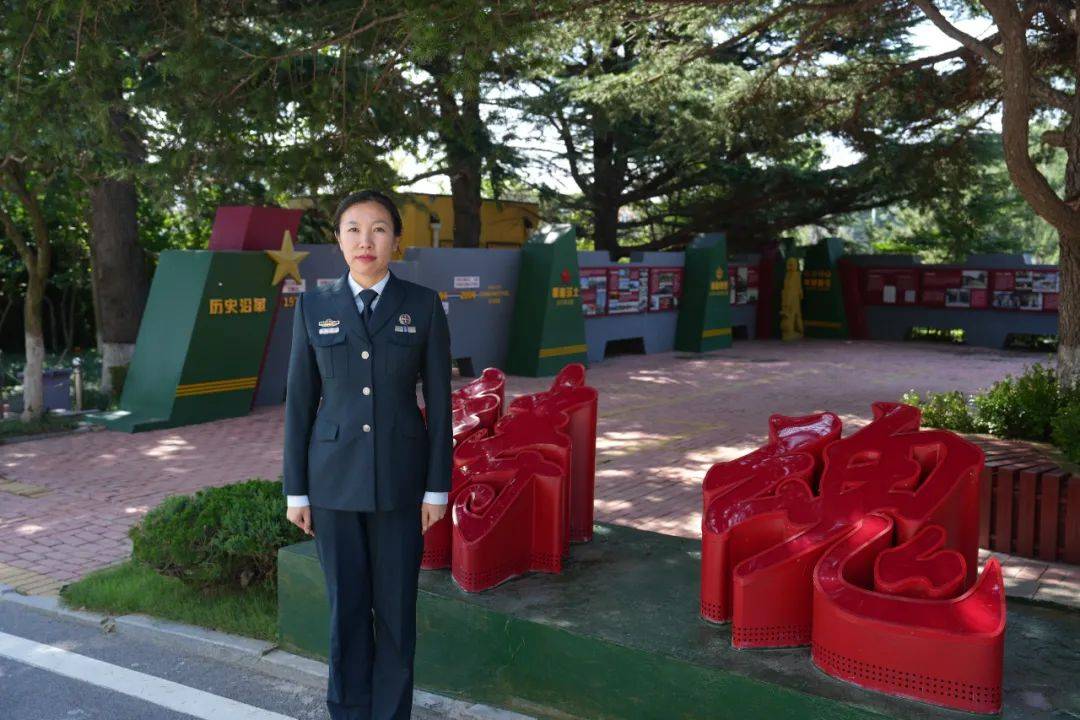 她荣获嘉奖4次,被评为"四有"优秀文职人员2次.