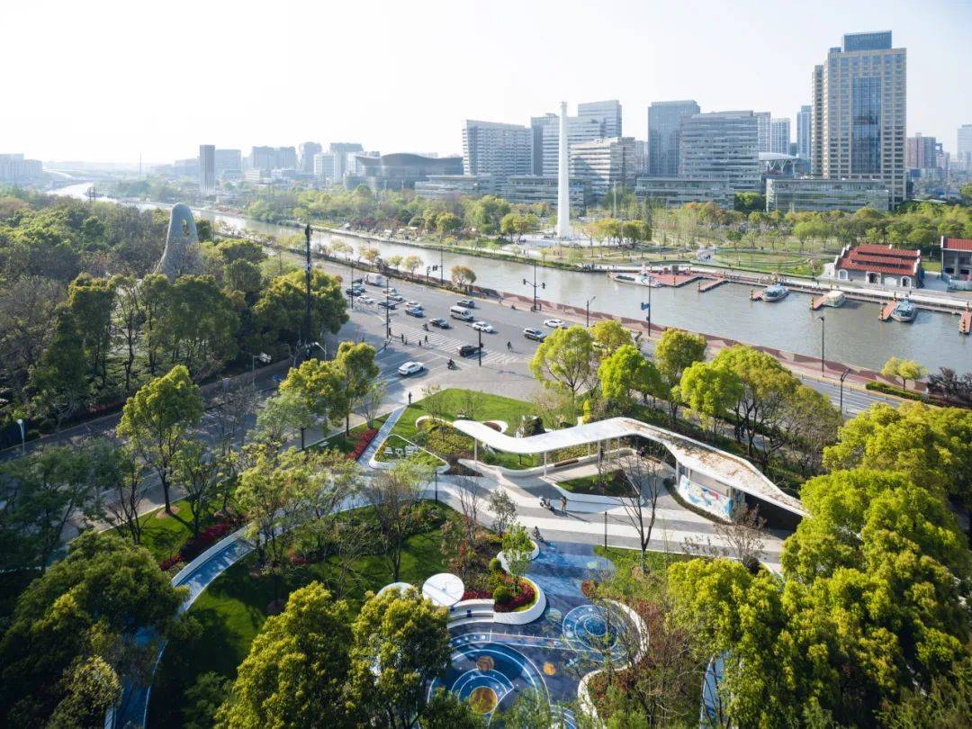 位于长宁区长宁路与芙蓉江路交汇处,北临苏州河,西侧为苏州河景观步廊