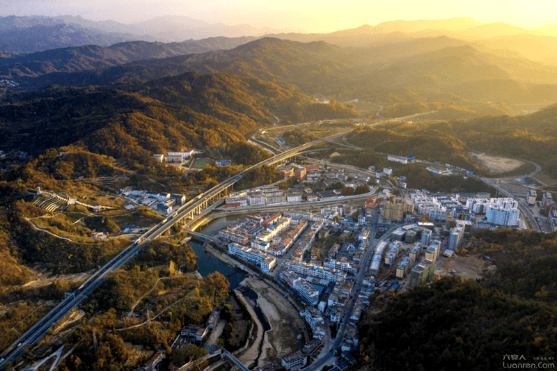 >前往红军广场景区,参观金寨县革命博物馆>游览梅山湖景区>前往南溪镇