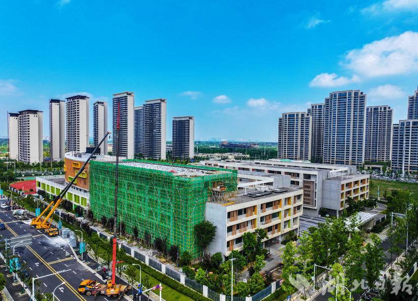 先后建设襄阳五中华侨城实验学校,五中初级中学,汉水中学,王河小学