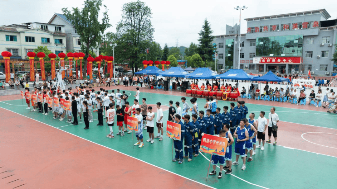 这些队伍当中有来自鸭溪镇当地的的村社,学校也有来自三岔,三合,马蹄