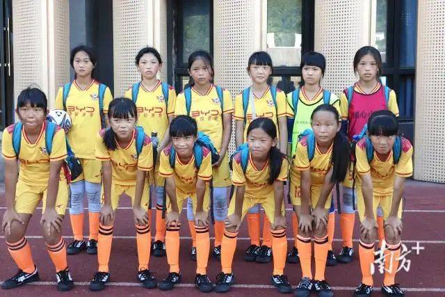 "并举,把足球课作为体育教学的重点,组建了全市闻名的小学女子足球队