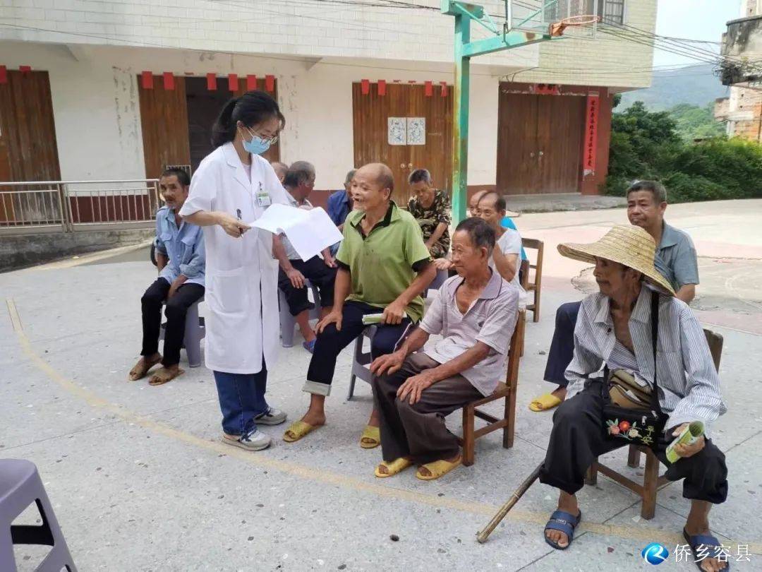 容县松山镇:关爱老人送温暖 走访服务暖民心