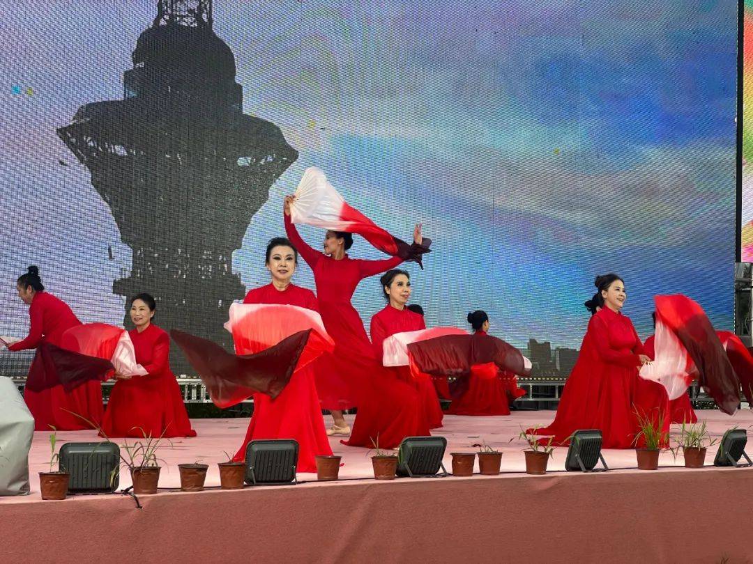 本场演出随着舞蹈《走向复兴》的动感演绎,正式拉开帷幕.